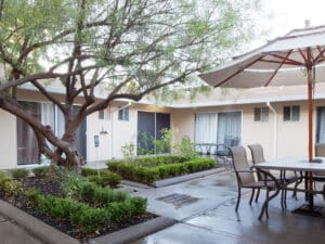 The courtyard with a table and chairs at Mckinley Park
